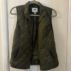 Buy one, get one 1/2 off ✨ Old navy quilted vest.